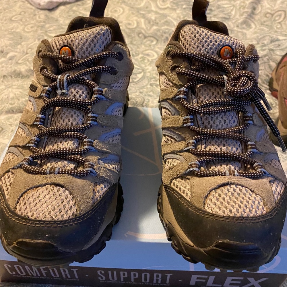 Merrell hiking shoes low boot Woman’s SZ 7 M